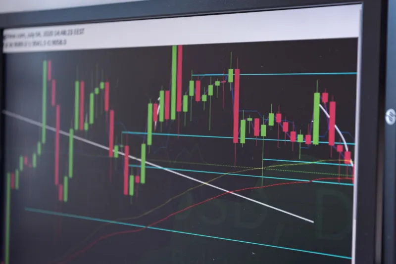 Betting Against the Tide: How Negative Correlation Can Turn Market Chaos Into Consistent Profit