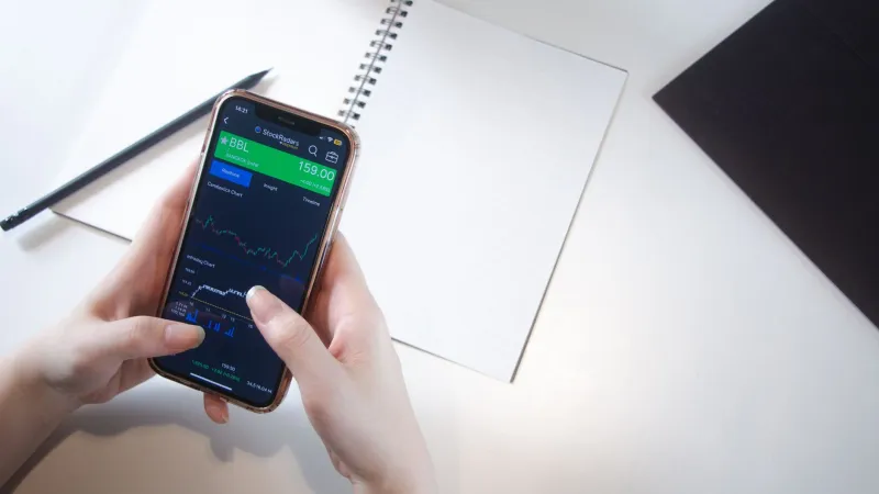 One Game, Two Prices: How to Mine Sportsbook Pricing Gaps for Pure Plus-EV Without the Arb Headache